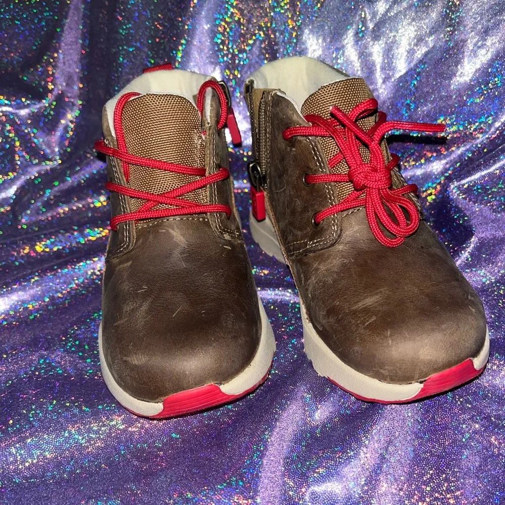Toddler UGG canoe weather Boots SIZE 9